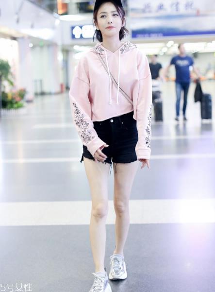 长袖配短裤好看吗 最时髦的换季穿搭 长袖配短裤好看吗 最时髦的换季穿搭