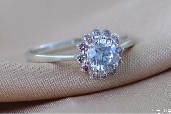 莫桑钻是什么 莫桑石和钻石最大的区别 莫桑钻是什么 莫桑石和钻石最大的区别