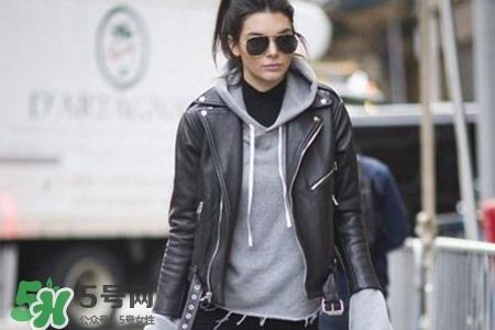 冬天穿皮衣和羽绒服哪个更保暖?冬天穿皮衣好还是羽绒服好? 冬天穿皮衣和羽绒服哪个更保暖?冬天穿皮衣好还是羽绒服好?