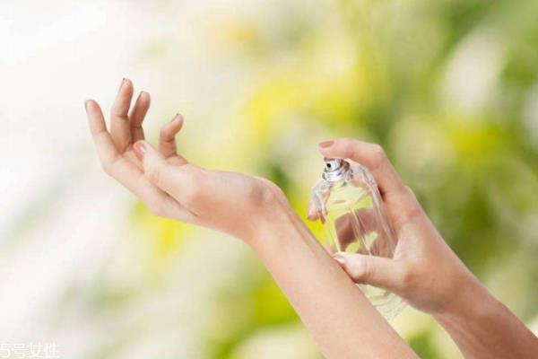 香水喷手腕内侧还是外侧 你做对了吗