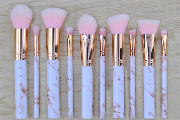 化妆刷可以用多久 化妆刷能否用洗面奶洗 化妆刷可以用多久 化妆刷能否用洗面奶洗