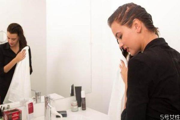 软化剂伤头发吗 软化剂怎么用 软化剂伤头发吗 软化剂怎么用