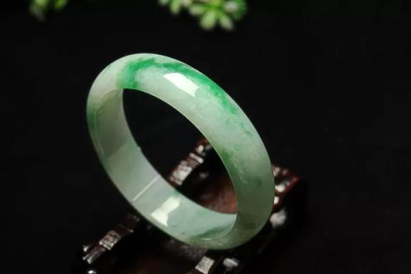 翡翠会变色是真是假的吗 什么是玻璃种翡翠 翡翠会变色是真是假的吗 什么是玻璃种翡翠