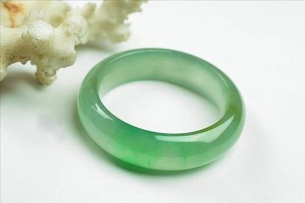 翡翠会变色是真是假的吗 什么是玻璃种翡翠 翡翠会变色是真是假的吗 什么是玻璃种翡翠