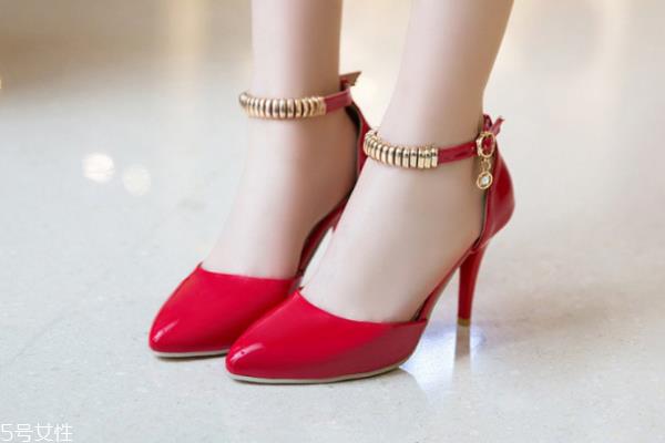 考驾照可以穿高跟鞋吗 不允许这样做 考驾照可以穿高跟鞋吗 不允许这样做