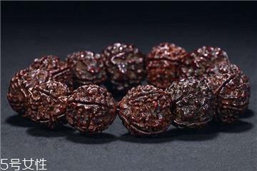 核桃手串可以上油吗 油少了会裂开 核桃手串可以上油吗 油少了会裂开