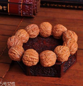 核桃手串可以上油吗 油少了会裂开 核桃手串可以上油吗 油少了会裂开