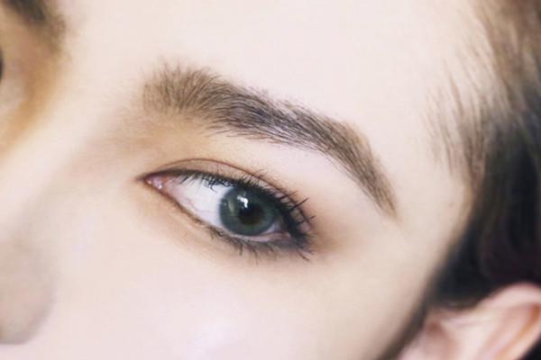 戴美瞳能滴眼药水吗 戴美瞳滴了眼药水会怎么样 戴美瞳能滴眼药水吗 戴美瞳滴了眼药水会怎么样