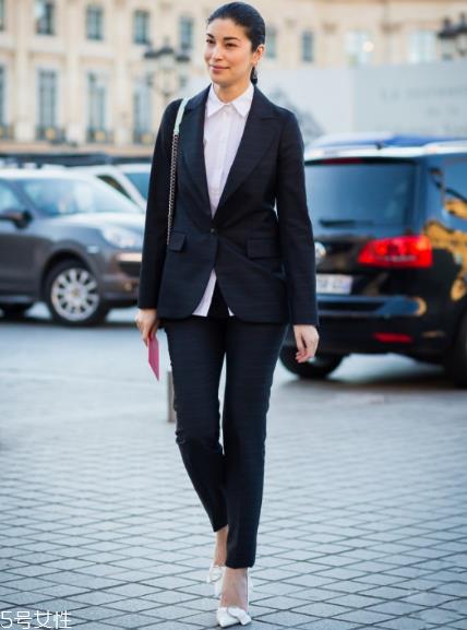 春天九分裤配什么鞋子好看?这样穿显腿长 春天九分裤配什么鞋子好看?这样穿显腿长