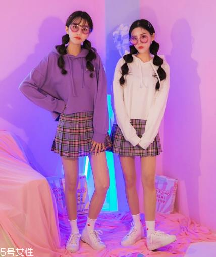 格子百褶裙配什么上衣?美翻整个春夏 格子百褶裙配什么上衣?美翻整个春夏