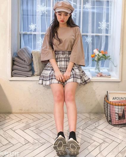 格子百褶裙配什么上衣?美翻整个春夏 格子百褶裙配什么上衣?美翻整个春夏