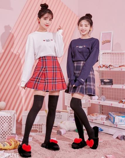 格子百褶裙配什么上衣?美翻整个春夏 格子百褶裙配什么上衣?美翻整个春夏