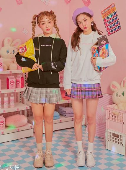 格子百褶裙配什么上衣?美翻整个春夏 格子百褶裙配什么上衣?美翻整个春夏