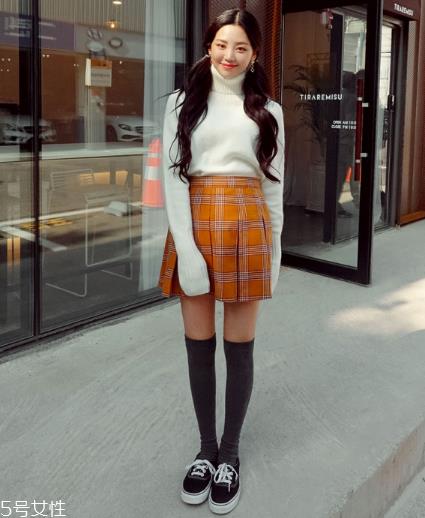 格子百褶裙配什么上衣?美翻整个春夏 格子百褶裙配什么上衣?美翻整个春夏