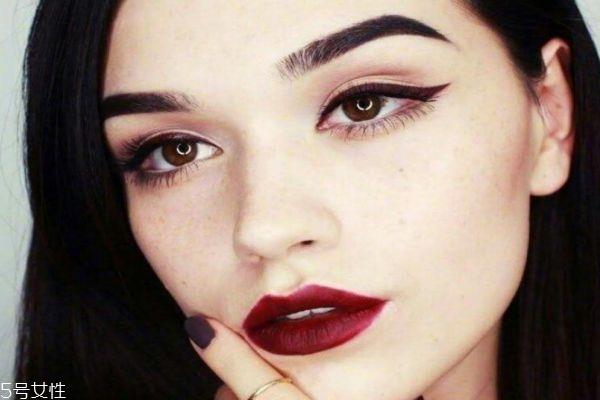 眼线胶笔怎么画 画眼线务必注意这几点 眼线胶笔怎么画 画眼线务必注意这几点