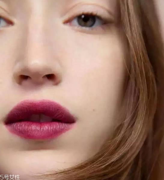 唇部去角质多久一次 唇部肌肤改善方法 唇部去角质多久一次 唇部肌肤改善方法