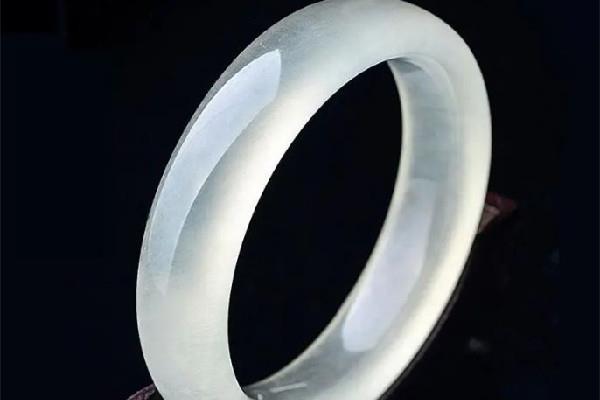 玉手镯怎么养才会越来越透亮 玉手镯多久要保养一次 玉手镯怎么养才会越来越透亮 玉手镯多久要保养一次