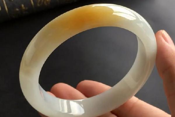 手镯玉的好还是翡翠的好 手镯买什么样的好 手镯玉的好还是翡翠的好 手镯买什么样的好