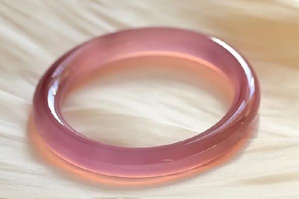 手镯玉的好还是翡翠的好 手镯买什么样的好 手镯玉的好还是翡翠的好 手镯买什么样的好