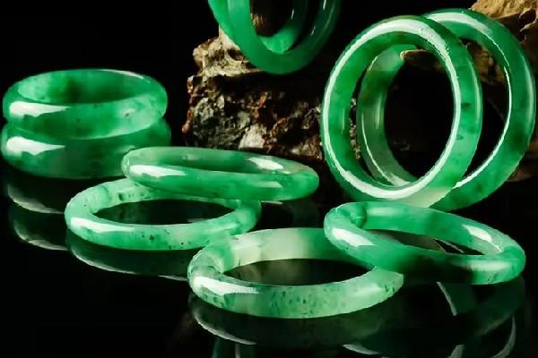 手镯玉的好还是翡翠的好 手镯买什么样的好 手镯玉的好还是翡翠的好 手镯买什么样的好