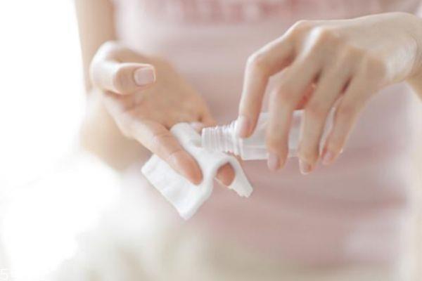 精华和面膜使用顺序 面膜和精华液的使用顺序 精华和面膜使用顺序 面膜和精华液的使用顺序