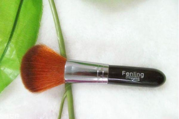 粉底刷使用前沾水吗 粉底刷的正确使用方法 粉底刷使用前沾水吗 粉底刷的正确使用方法