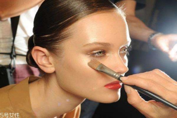 粉底刷使用前沾水吗 粉底刷的正确使用方法 粉底刷使用前沾水吗 粉底刷的正确使用方法