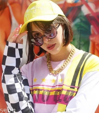 棒球帽怎么搭配衣服？素颜也能hold住