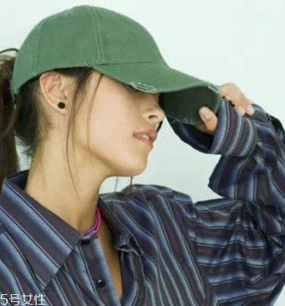 棒球帽怎么搭配衣服？素颜也能hold住