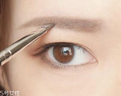 眉笔会掉色怎么办 这样做就好了 眉笔会掉色怎么办 这样做就好了
