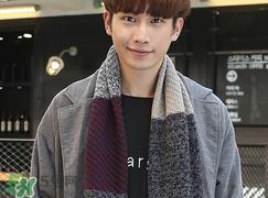 送男生围巾代表什么意思?女生送男生围巾的含义 送男生围巾代表什么意思?女生送男生围巾的含义