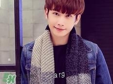 送男生围巾代表什么意思?女生送男生围巾的含义 送男生围巾代表什么意思?女生送男生围巾的含义