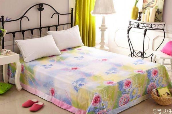 指甲油涂到床上该怎么弄 清洁指甲油的小诀窍 指甲油涂到床上该怎么弄 清洁指甲油的小诀窍