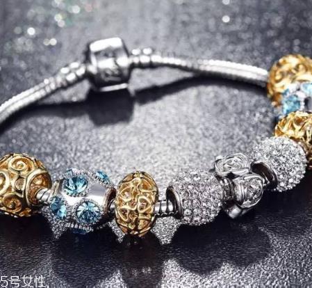 水钻是水晶吗 两者价值不同 水钻是水晶吗 两者价值不同