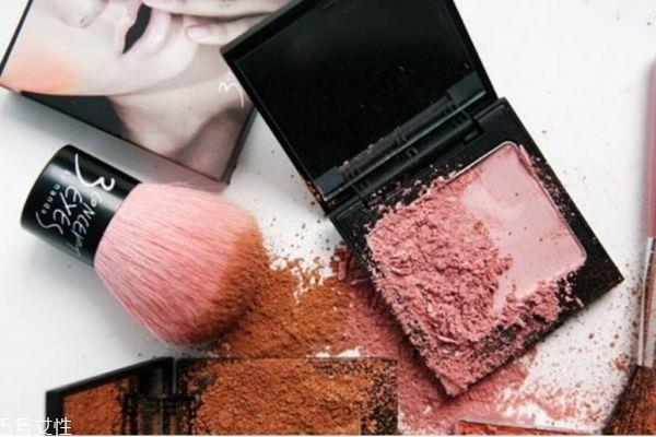 腮红刷和散粉刷一样吗 腮红刷与散粉刷区分 腮红刷和散粉刷一样吗 腮红刷与散粉刷区分