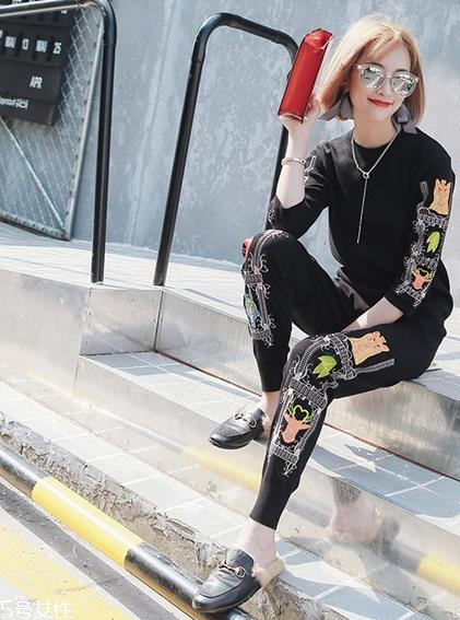 针织套装配什么鞋子？彰显时髦和个性