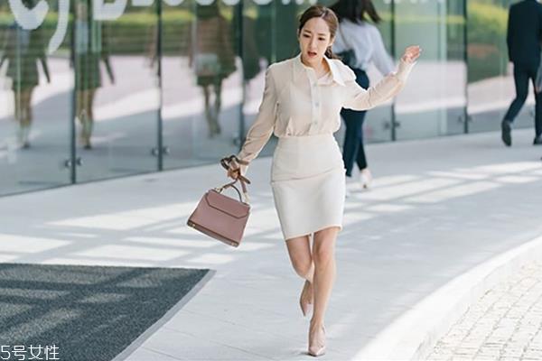 衬衫和包臀裙怎么搭配 4技巧打造时尚都市白领 衬衫和包臀裙怎么搭配 4技巧打造时尚都市白领