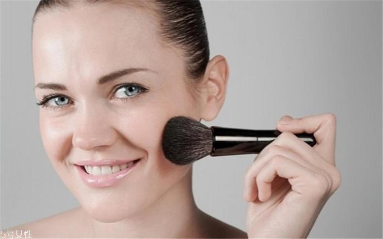 夏天怎么让妆容自然 妆容自然三点注意 夏天怎么让妆容自然 妆容自然三点注意