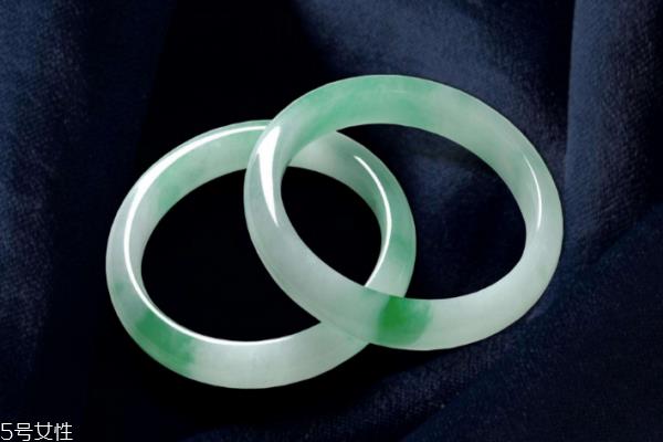 翡翠手镯a货和b货的区别 等级不同 翡翠手镯a货和b货的区别 等级不同