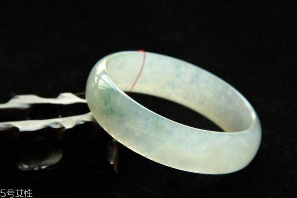 翡翠手镯a货和b货的区别 等级不同 翡翠手镯a货和b货的区别 等级不同