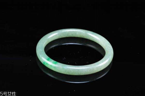 翡翠手镯a货和b货的区别 等级不同 翡翠手镯a货和b货的区别 等级不同