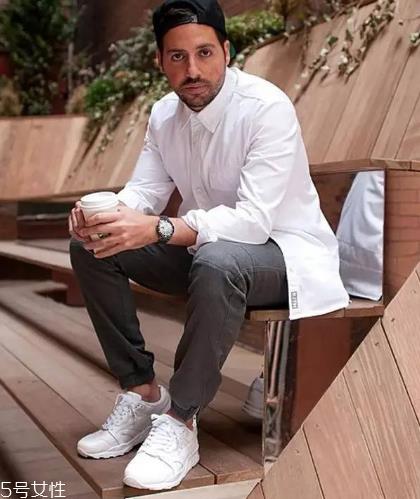 小白鞋要穿袜子吗?穿小白鞋用不用穿袜子 小白鞋要穿袜子吗?穿小白鞋用不用穿袜子