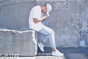 小白鞋要穿袜子吗?穿小白鞋用不用穿袜子 小白鞋要穿袜子吗?穿小白鞋用不用穿袜子