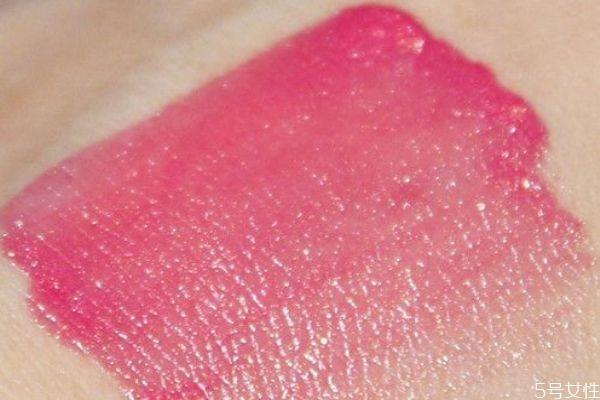 阿玛尼唇釉502黑管是什么颜色 阿玛尼黑管502试色