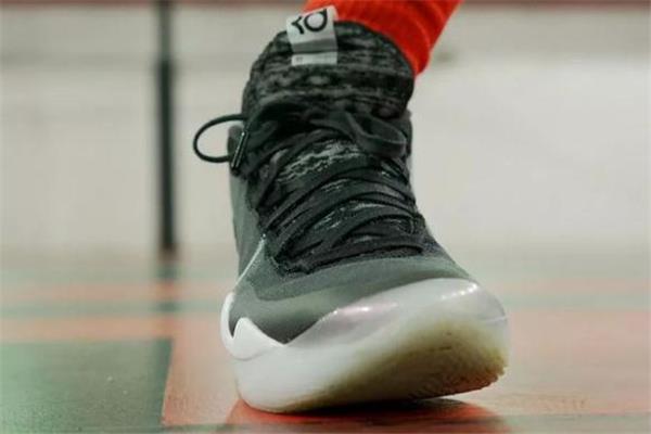 耐克kd12和lbj16哪个好 kd12和詹16对比测评 耐克kd12和lbj16哪个好 kd12和詹16对比测评