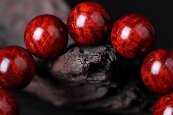 小叶紫檀手串的作用与功效 小叶紫檀手串可以天天佩戴吗 小叶紫檀手串的作用与功效 小叶紫檀手串可以天天佩戴吗