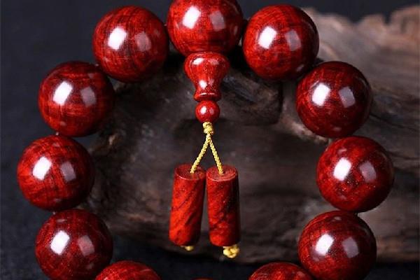 小叶紫檀手串的作用与功效 小叶紫檀手串可以天天佩戴吗 小叶紫檀手串的作用与功效 小叶紫檀手串可以天天佩戴吗