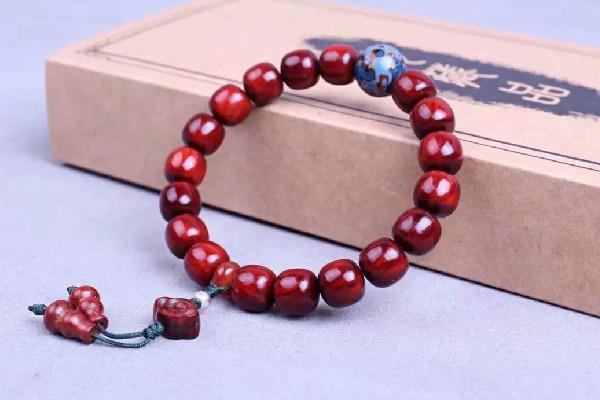 小叶紫檀手串的作用与功效 小叶紫檀手串可以天天佩戴吗 小叶紫檀手串的作用与功效 小叶紫檀手串可以天天佩戴吗