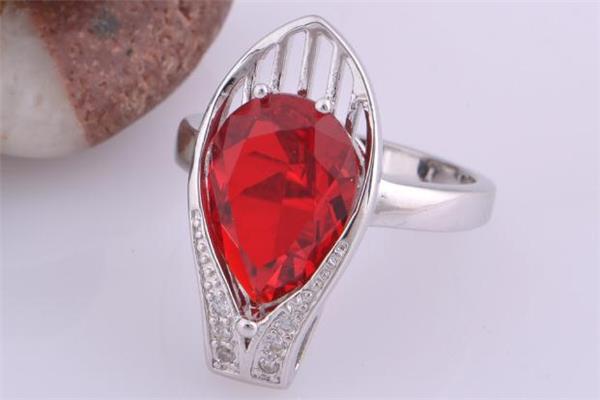 半宝石是天然的吗 半宝石和宝石的区别 半宝石是天然的吗 半宝石和宝石的区别