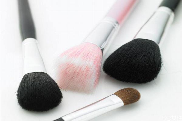 化妆刷是干着用还是湿着用 化妆刷能用太阳晒吗 化妆刷是干着用还是湿着用 化妆刷能用太阳晒吗